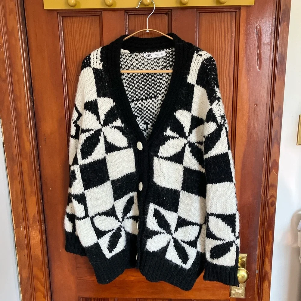 Zara Black and White Geometric V-Neck Button Cardigan - Picture 2 of 4
